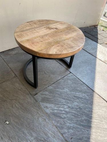Bijzettafel rond Mangohout